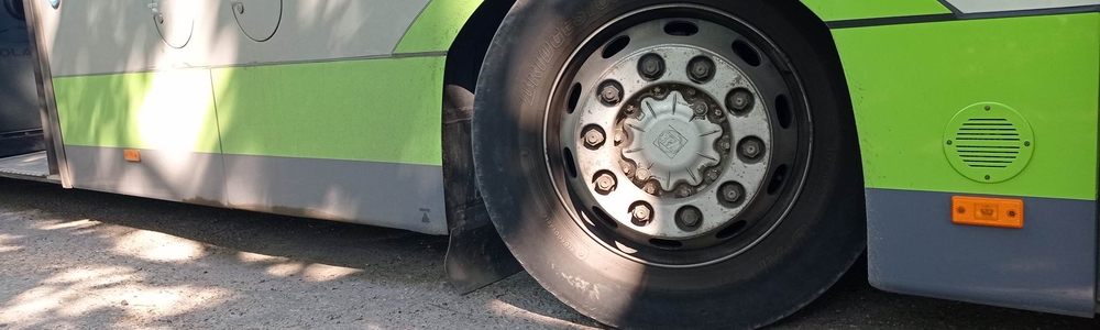 W autobusie miejskim pękła opona