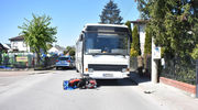 Kierująca motorowerem seniorka uderzyła w autobus