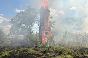 Zabytkowa wieża w Rucianem-Nidzie stanęła w ogniu. Podpalacze ukryli się krzakach