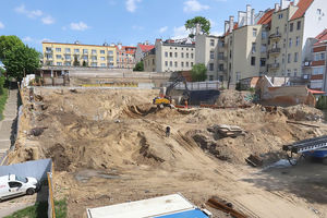 Budowa apartamentowca w ścisłym centrum Olsztyna. W ruch poszły ciężkie maszyny