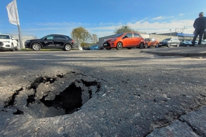 Dziura na środku ulicy w Olsztynie. Czy asfalt na skrzyżowaniu Rataja z Katowicką się zapada?