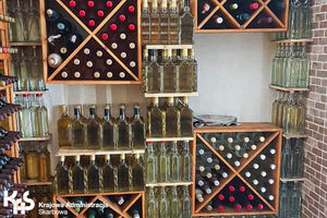 Nielegalny alkohol spod Tolkmicka. 400 litrów wyrobów alkoholowych zajętych przez funkcjonariuszy