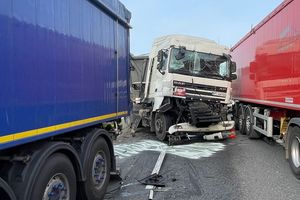 Zderzenie trzech ciężarówek i osobówki
