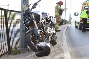 Nastolatka nie opanowała motocykla i wpadła w barierki na al. Wojska Polskiego w Olsztynie [ZDJĘCIA]