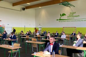 75 maturzystów w Zespołu Szkół Zawodowych w Kurzętniku rozpoczęło dziś egzaminy maturalne. Na egzaminie tematy odnoszące się do 