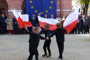 Trzeci maja przy iławskim ratuszu