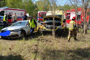 Zderzenie samochodu osobowego z karetką na trasie Orzysz-Ełk. Na miejsce wysłano zastępczy ambulans medyczny