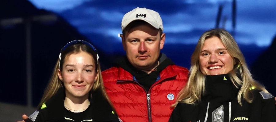 Paulina Rutkowska, trener Marcin Mickiewicz i Iga Wielczyk mają powody do zadowolenia po ostatnich regatach