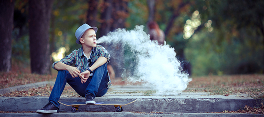 Po e-papierosy sięgają coraz młodsze dzieci.