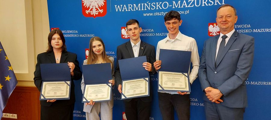 Nominowani uczniowie z dyrektorem szkoły Henrykiem Rybackim 