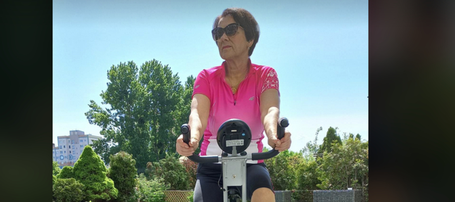 Jadwiga Hofman, żona Pawła Hofmana, autora Przewodnika po bieganiu, podczas treningu na rowerze stacjonarnym