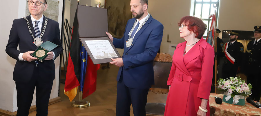 Pierwszy tytuł Honorowego Obywatela Olsztyna został nadany w 1991 roku. Wówczas uhonorowano Tadeusza Nowakowskiego.