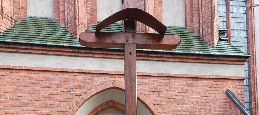 Krzyż przy Parafii Najświętszego Serca Pana Jezusa w Olsztynie