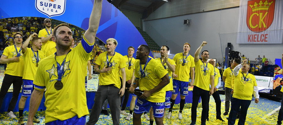 Arkadiusz Moryto (na pierwszym planie) cieszy się z mistrzostwa kraju
