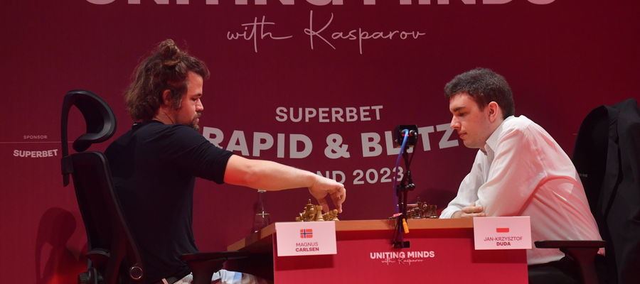 Magnus Carlsen (z lewej) w partii z Janem Krzysztofem Dudą