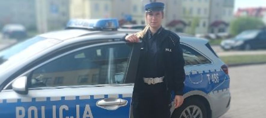 Posterunkowa Barbara Augustynowicz razem z policjantem z patrolu pomogli w szybkim dotarciu do szpitala choremu mężczyźnie 