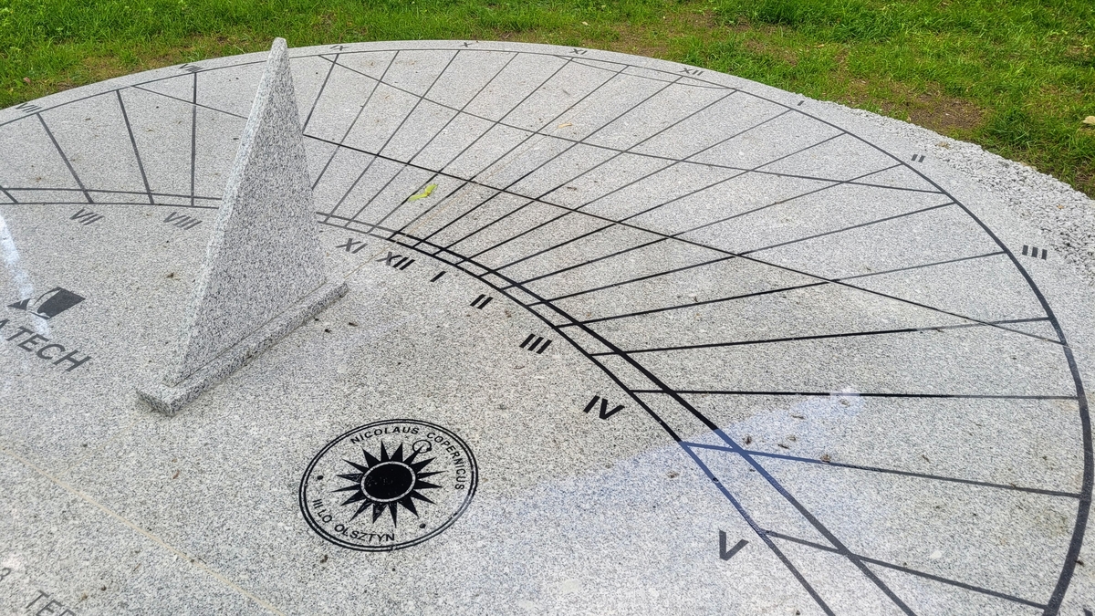 Zegar słoneczny, który wskazuje czas lokalny przy III LO w Olsztynie 