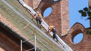 Trwa remont części dachu gotyckiej katedry św. Jakuba w Olsztynie