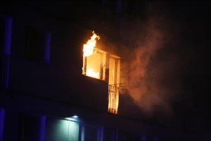 Nocny pożar mieszkania na ul. Towarowej w Olsztynie. Dwie osoby zostały zatrute gazami pożarowymi