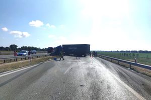 Zderzenie dwóch pojazdów ciężarowych. Droga jest zablokowana
