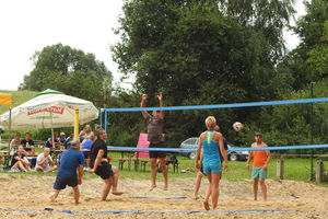 Letnia siatkówka na plaży w Radomnie