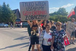 Mieszkańcy zablokowali drogę