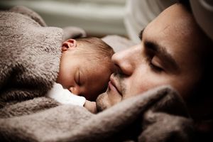 Kiedy tata może być na macierzyńskim? Ojcowie coraz częściej angażują się w wychowanie swoich pociech