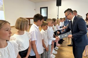 Tomasz Waruszewski nagrodził uczniów gminnych szkół [ZDJĘCIA]