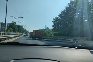 Korki na ul. Artyleryjskiej w Olsztynie. Dwie ciężarówki stanęły na środku drogi