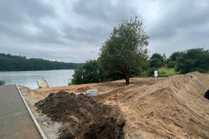 Prace nad przebudową plaży w Lutku pod Olsztynkiem trwają w najlepsze 