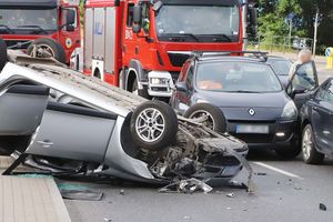 Uwaga kierowcy! Al. Sikorskiego w Olsztynie zablokowana. Poranne zderzenie czterech samochodów, jeden dachował