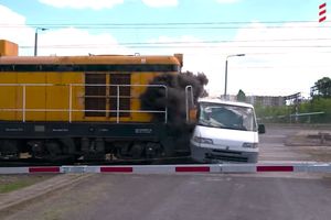 Samochód zmiażdżony przez pociąg! [VIDEO]