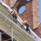 Remont gotyckiej katedry w Olsztynie. Pracownicy, którzy naprawiają dach po swoich poprzednikach sprzed 100 lat, znaleźli butelki po piwie z elbląskiego browaru