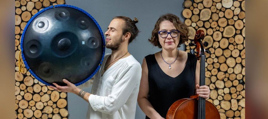 Projekt DOSELLO tworzą wiolonczelistka Dagna Krause i Damian Urbaniak, który gra na handpanie