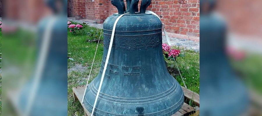 Dzwon jest niewielki, waży około 250 kilogramów.