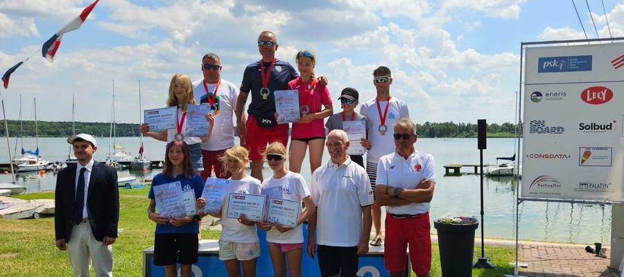 Iławianka Julia Agnieszczak na najwyższym stopniu podium wraz z trenerem klubowym Adamem Paszkiem