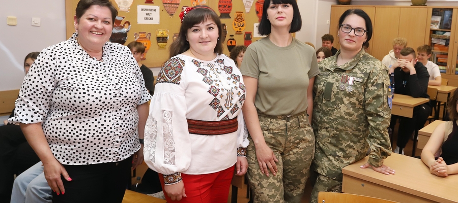 Od lewej: Nauczycielka historii Joanna Mieszczyńska, Tatiana Paliichyk, Julia Żak i Anastasia Hlotova