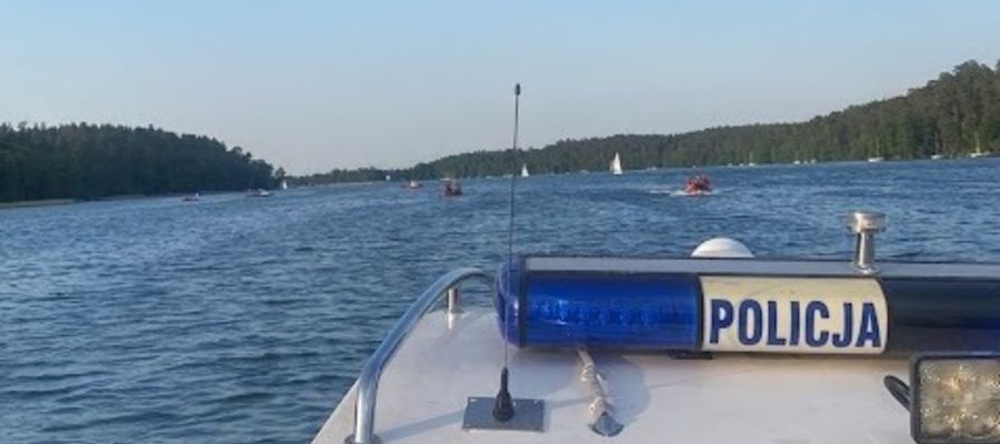Policyjna łódź na jeziorze Bełdany