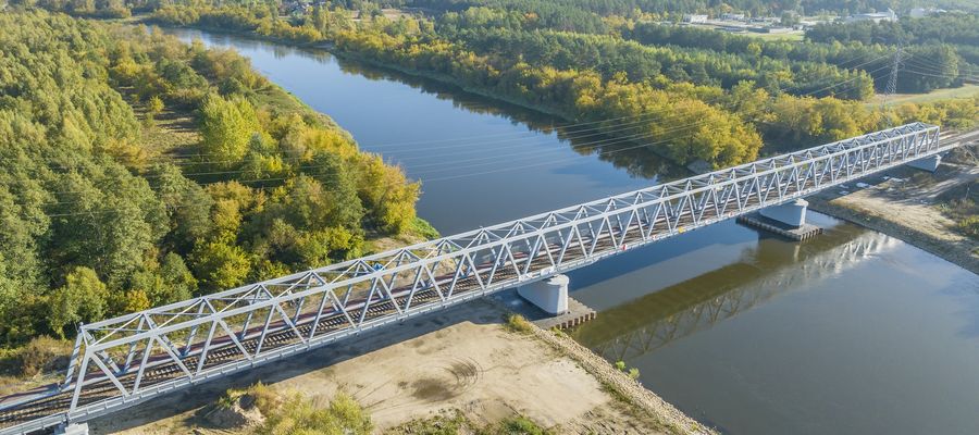 Nad Narwią wybudowany został nowy 245-metrowy most kolejowy