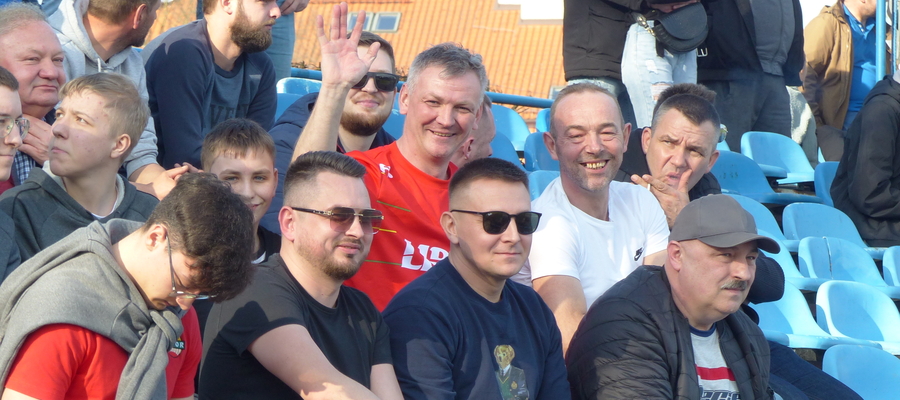 Prezesowi Motoru Lubawa, Marcinowi Banackiemu (na zdjęciu w środku, w czerwonej koszulce, macha do nas) i całemu MLKS-owi życzymy, aby baraże kończyli w takich nastrojach, jak na zdjęciu