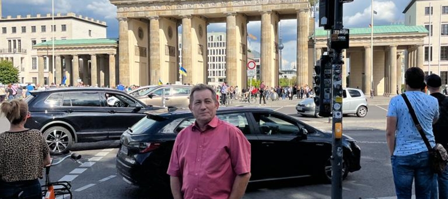 Pan Stanisław zwiedził niemal każdy zakątek Europy. Tutaj na tle Bramy Brandenburskiej w Berlinie