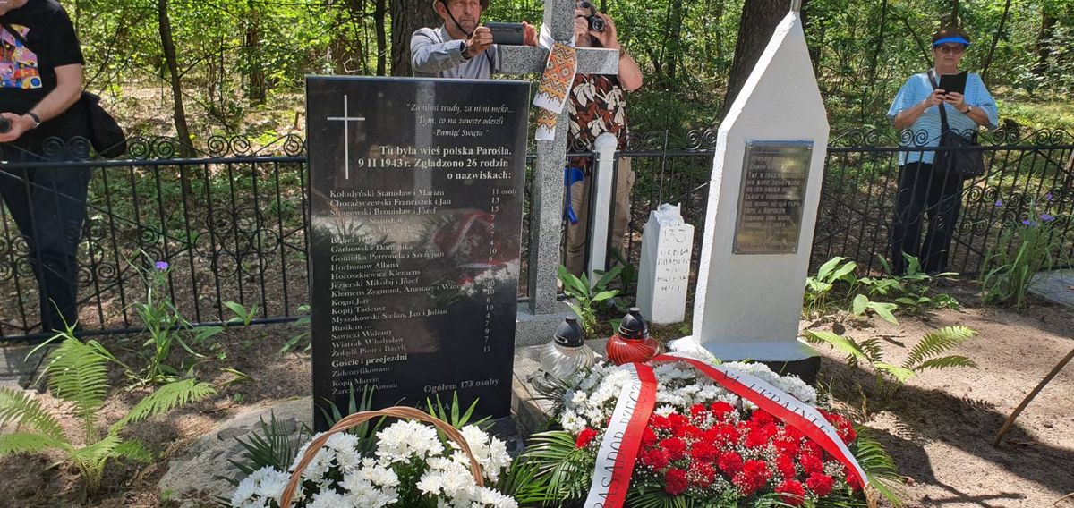 Przewodniczący Konferencji Episkopatu Polski abp Stanisław Gądecki podczas mszy św. w Parośli. Obok ks. mitrat Stefan Batruch, prezes Fundacji Kultury Duchowej Pogranicza i proboszcz parafii greckokatolickiej w Lublinie.