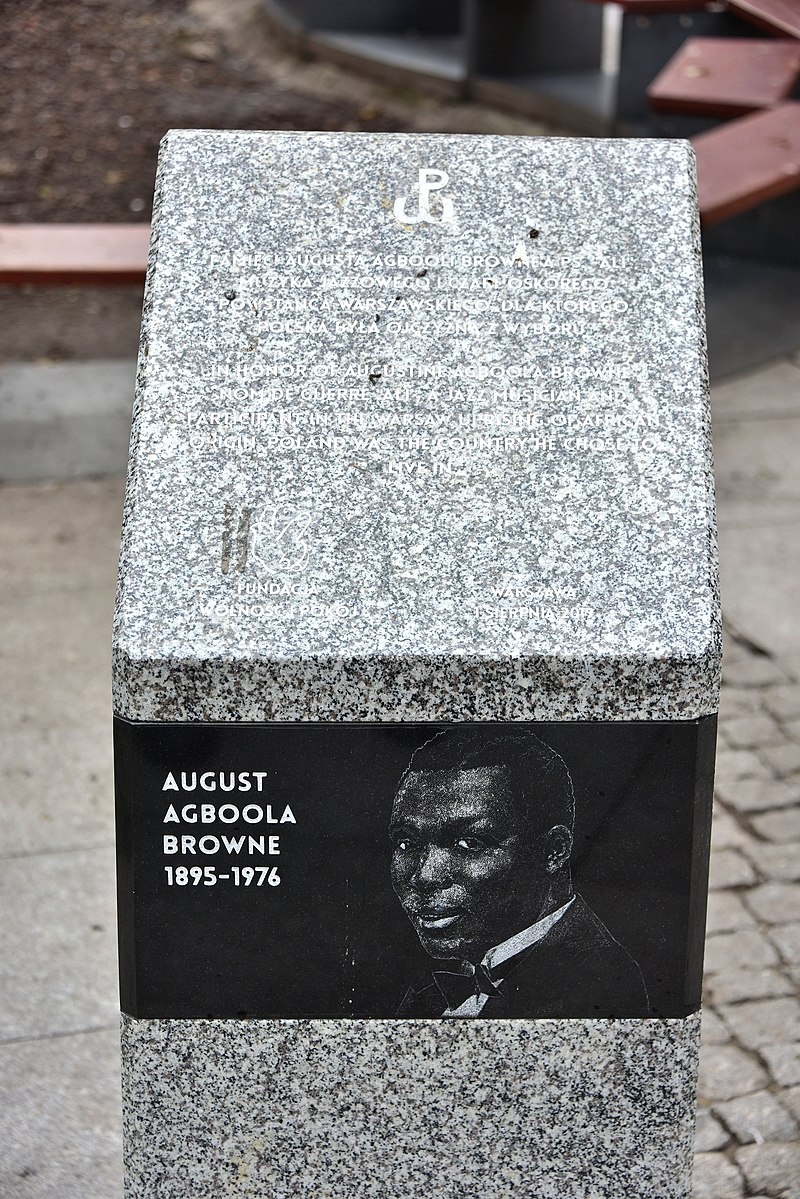 Upamiętnienie Augusta Agboli u zbiegu pasażu Wiecha i ul. Chmielnej w Warszawie