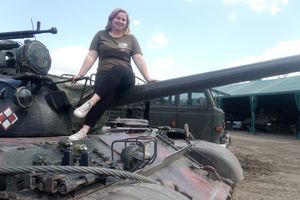 Kobieta z pasją do militariów. Mężczyzn zaskakuje czołg w jej garażu [WYWIAD]
