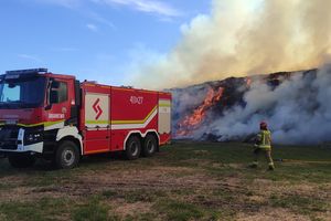 Strażacy od kilku godzin gaszą pożar balotów słomy w miejscowości Rusy (gmina Braniewo)