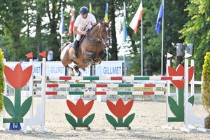 Zmagania jeźdźców na hipodromie KJ Lotar w Biskupcu