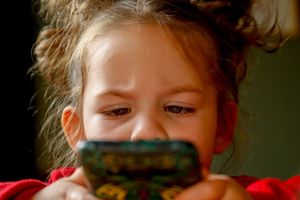 Apel do MEiN o wprowadzenie zakazu używania przez dzieci telefonów w szkołach