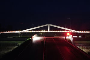 100-metrowy most obrotowy nad rzeką Elbląg w miejscowości Nowakowo to jeden z głównych elementów budowy drogi wodnej łączącej Zalew Wiślany z Zatoką Gdańską. Tak nocą wygląda most w Nowakowie [ZDJĘCIA]