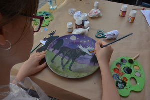 Warsztaty malowania ceramiki na Przystanku Olecko 