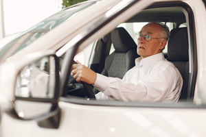 Czy kierowcy powyżej 65 roku życia powinni być kierowani na badania psychologiczne? [SONDA]